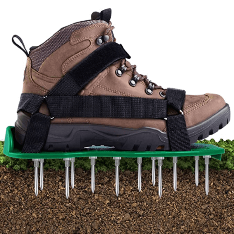 👟 50 % RABATT NÅ! 🌿 Gasskjeressko med 26 pigger – Justerbare stropper, effektiv lufting av gressjord & komfortabel passform 🏡
