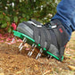 👟 50 % RABATT NÅ! 🌿 Gasskjeressko med 26 pigger – Justerbare stropper, effektiv lufting av gressjord & komfortabel passform 🏡