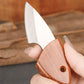 Delvis formet liten kniv i massivt tre