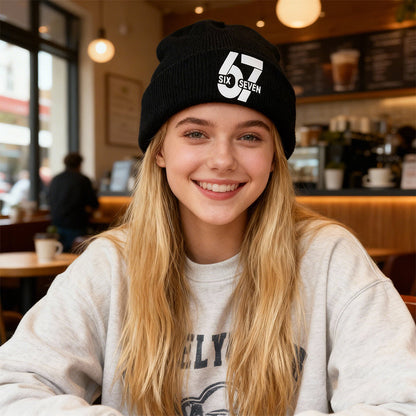 Komfortabel og varm grafisk lue nummer 67
