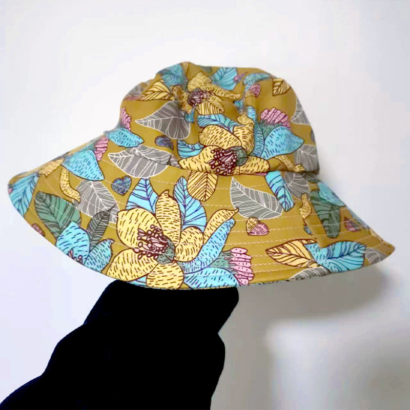 Blomstret solhatt med stor skygge og maske