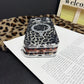 Mobiltelefondeksel med magnet og leopardmønster